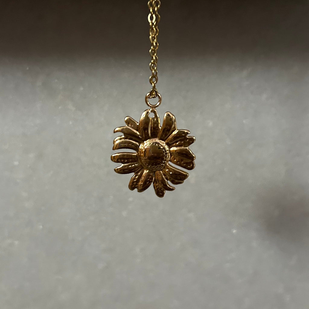 DAISY FLOWER NECKLACE