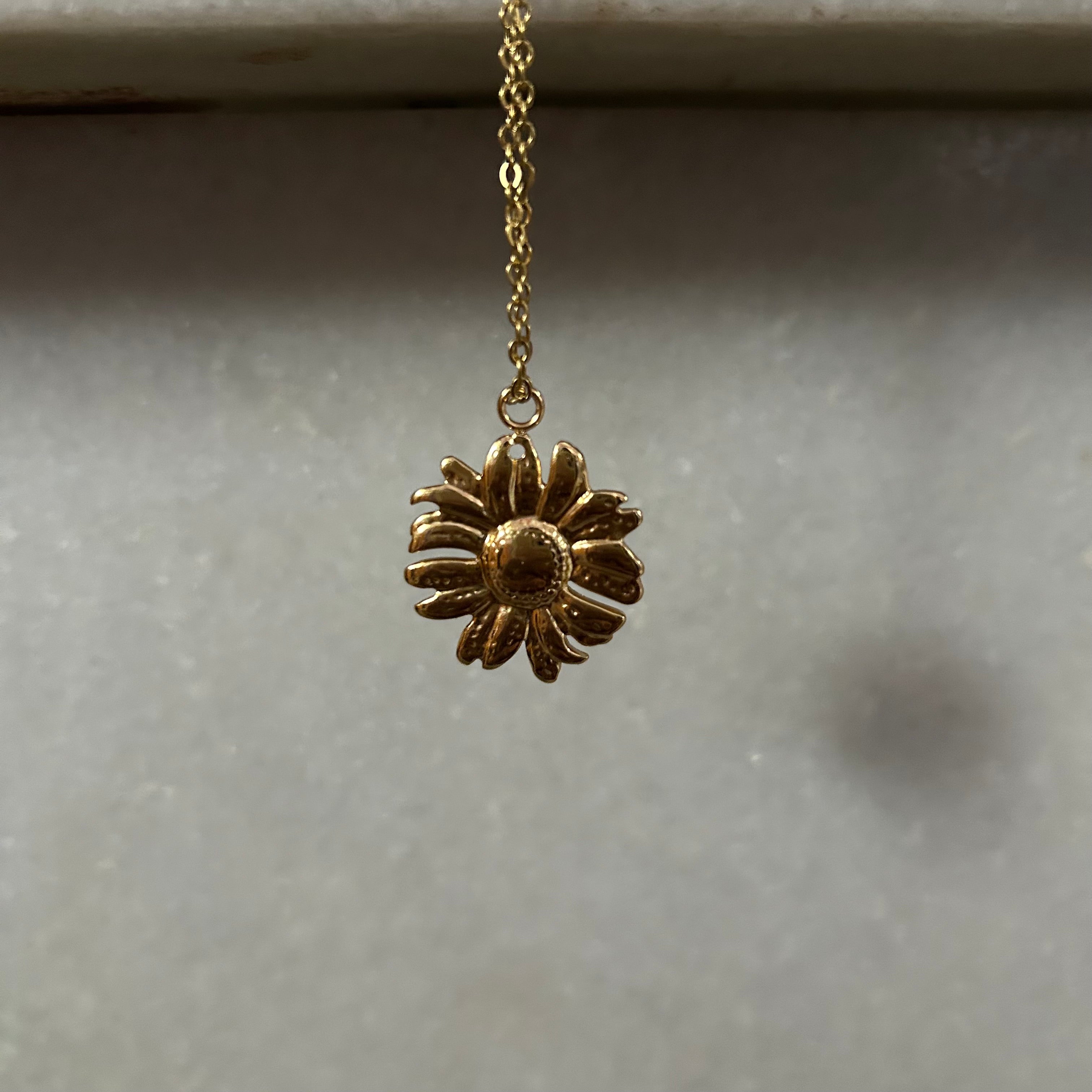 DAISY FLOWER NECKLACE